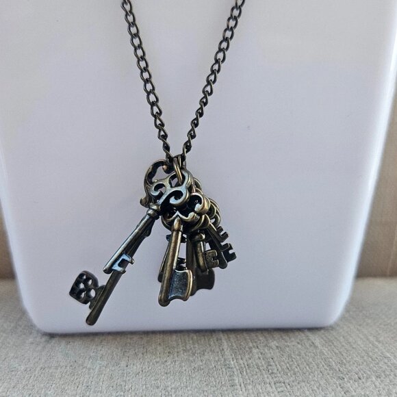 Nordstrom Rack Necklaces Antique Style Bronze Tone Multi Keys Pendant Jewelry - Picture 11 of 12